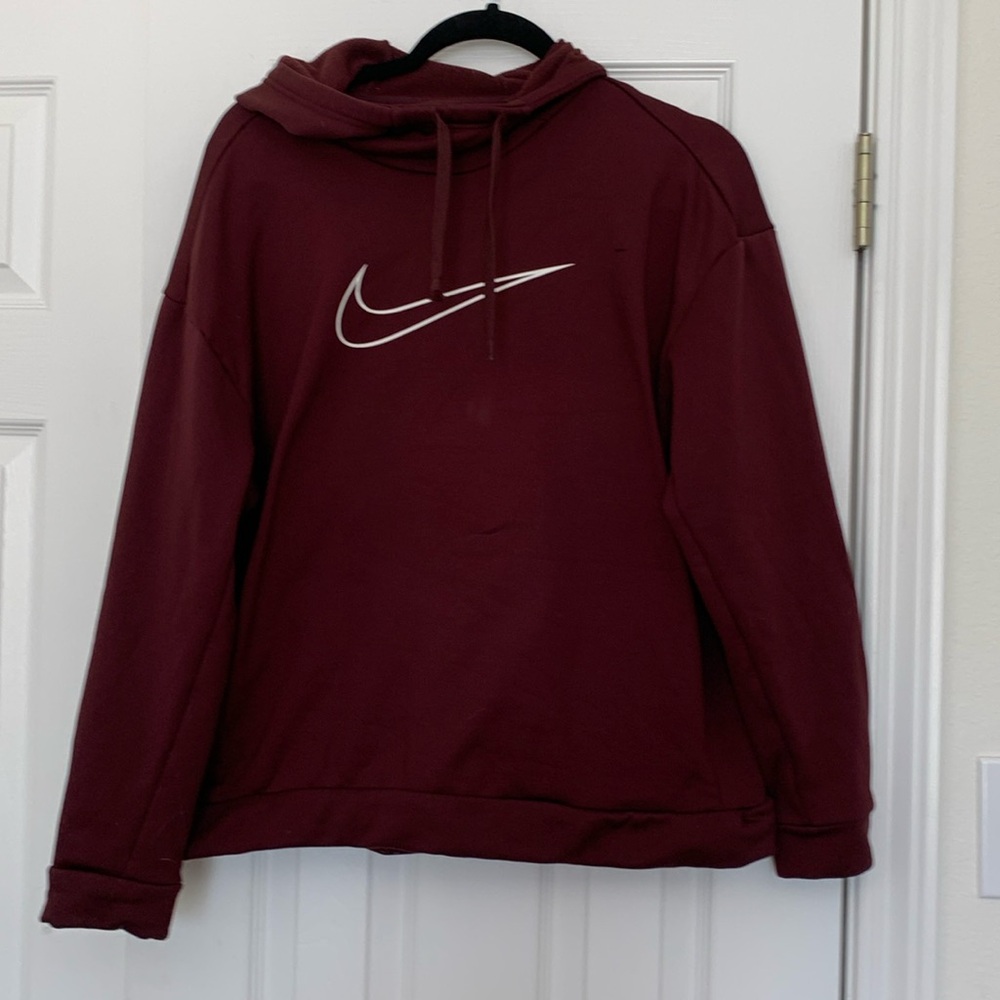 Nike jacket with pockets in front has hood
